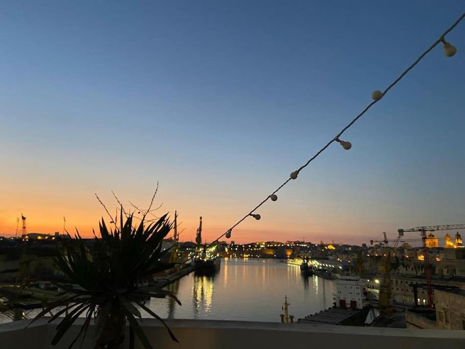 Modern Penthouse - Harbour Views