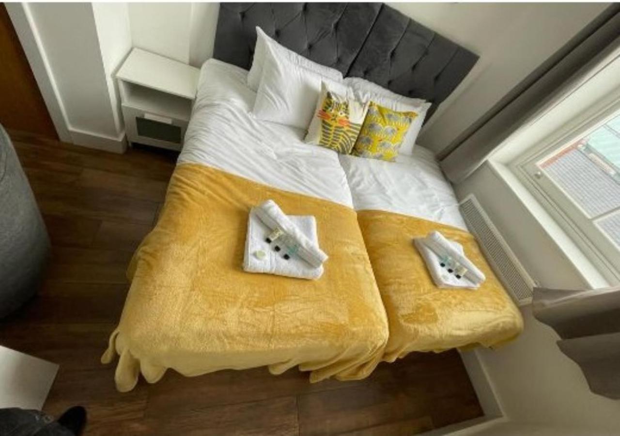 Webberley Stylish and Spacious Studio Unit in Stoke on Trent view 3