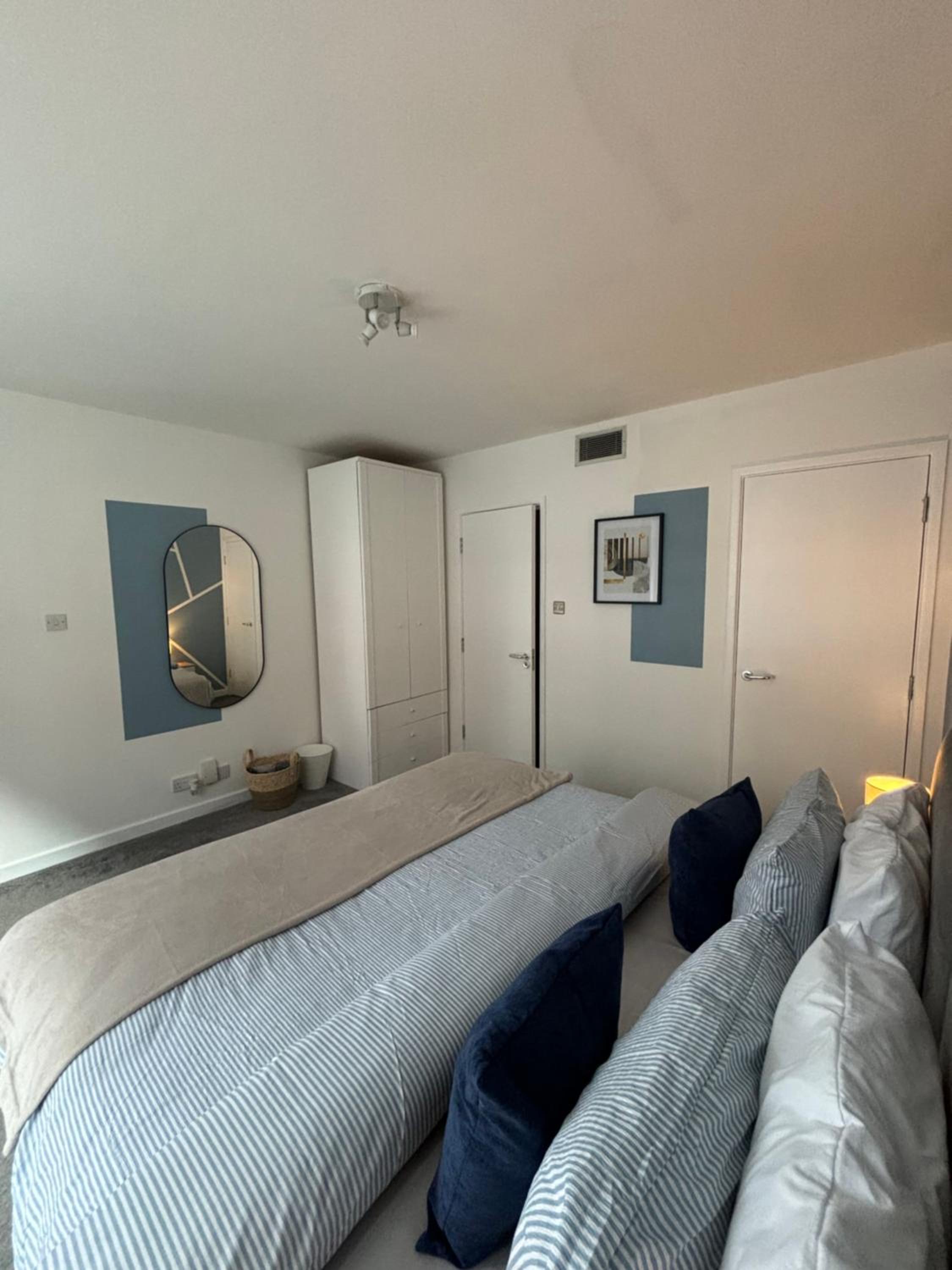 2 Bedroom, 2 Bathroom Flat in Nottingham City Centre with FREE Parking view 3