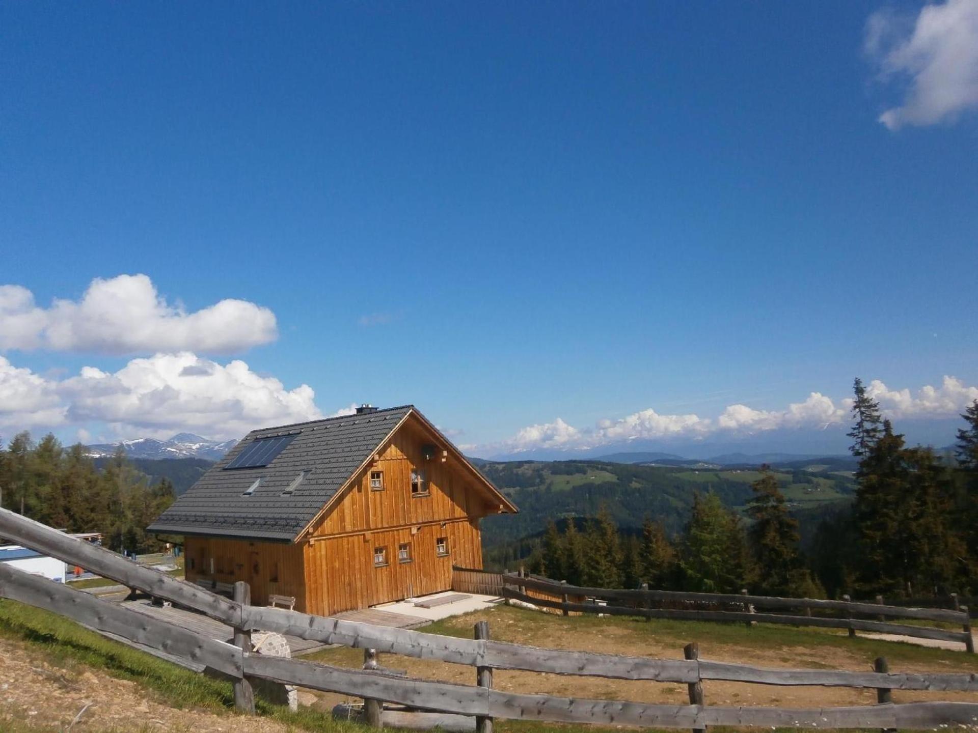 Almhütte mit Wellnessbereich und Terrasse