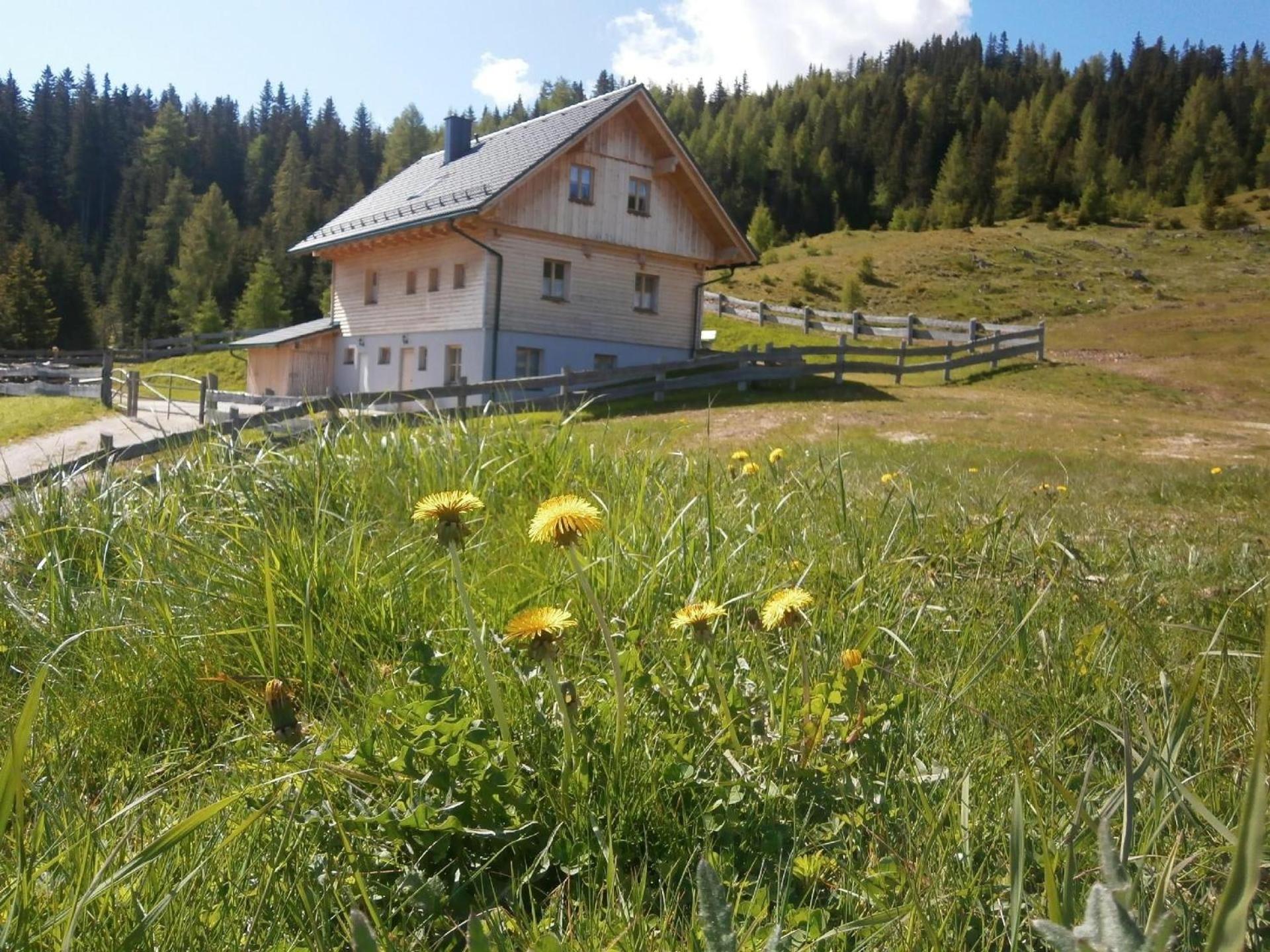 Almhütte mit Wellnessbereich und Terrasse