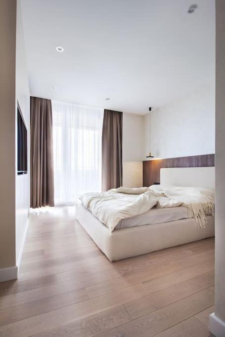 Cozy Elegant 2BR Apt + Free Parking next to Paradise Mall