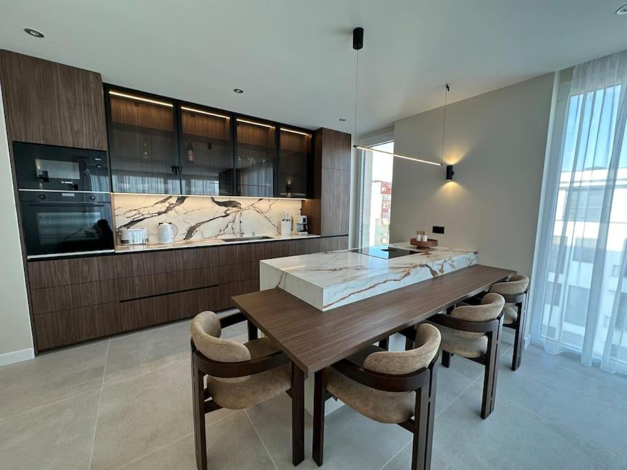 Cozy Elegant 2BR Apt + Free Parking next to Paradise Mall