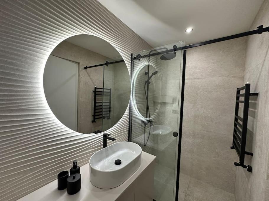 Cozy Elegant 2BR Apt + Free Parking next to Paradise Mall