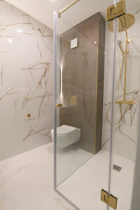 Cozy Elegant 2BR Apt + Free Parking next to Paradise Mall