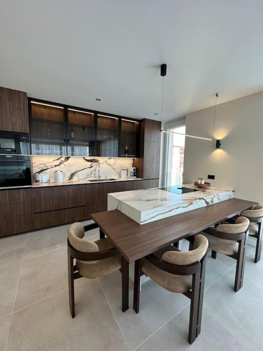 Cozy Elegant 2BR Apt + Free Parking next to Paradise Mall