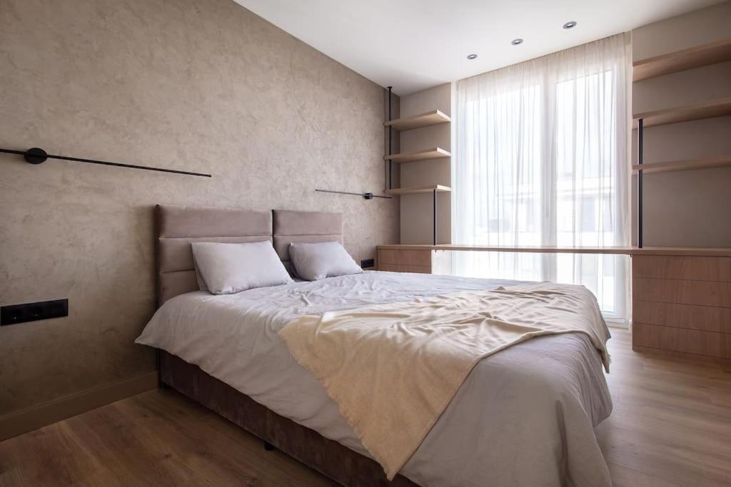 Cozy Elegant 2BR Apt + Free Parking next to Paradise Mall
