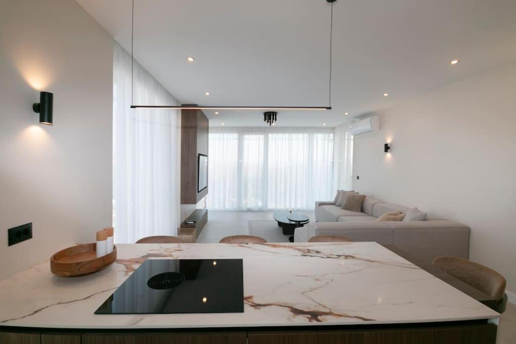 Cozy Elegant 2BR Apt + Free Parking next to Paradise Mall