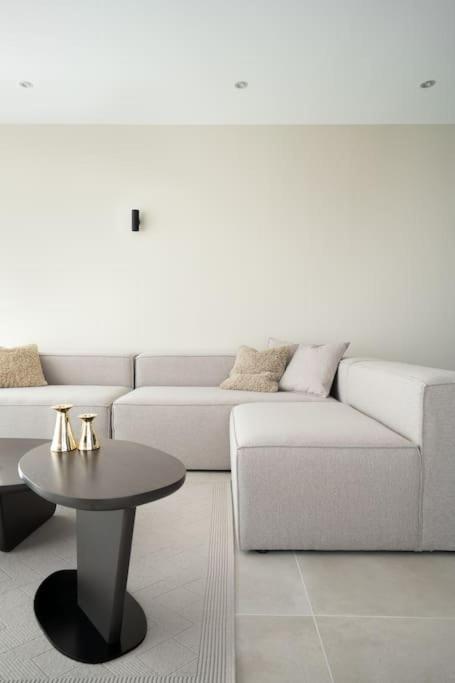 Cozy Elegant 2BR Apt + Free Parking next to Paradise Mall