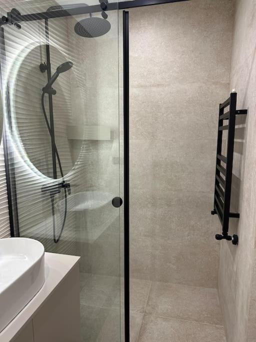 Cozy Elegant 2BR Apt + Free Parking next to Paradise Mall
