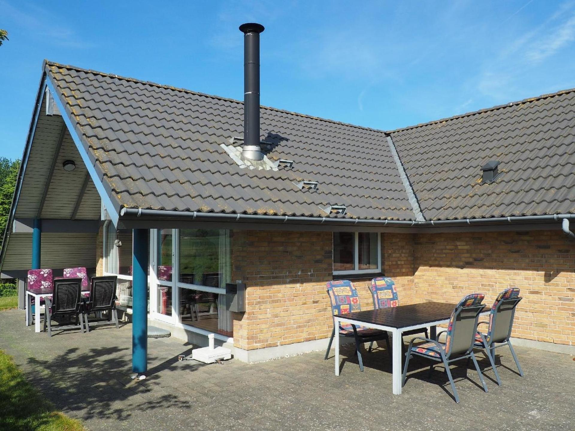 Modernes und geräumiges Ferienhaus mit großer Terrasse nur wenige Meter vom Strand
