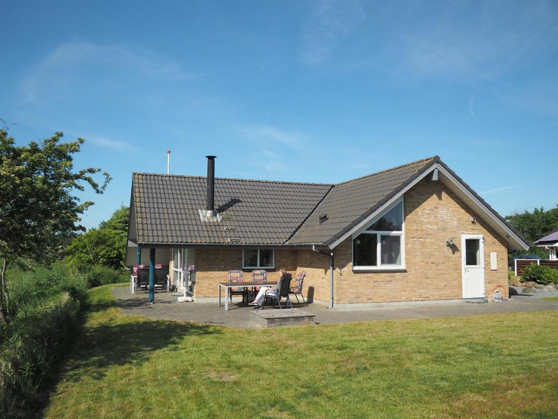 Modernes und geräumiges Ferienhaus mit großer Terrasse nur wenige Meter vom Strand