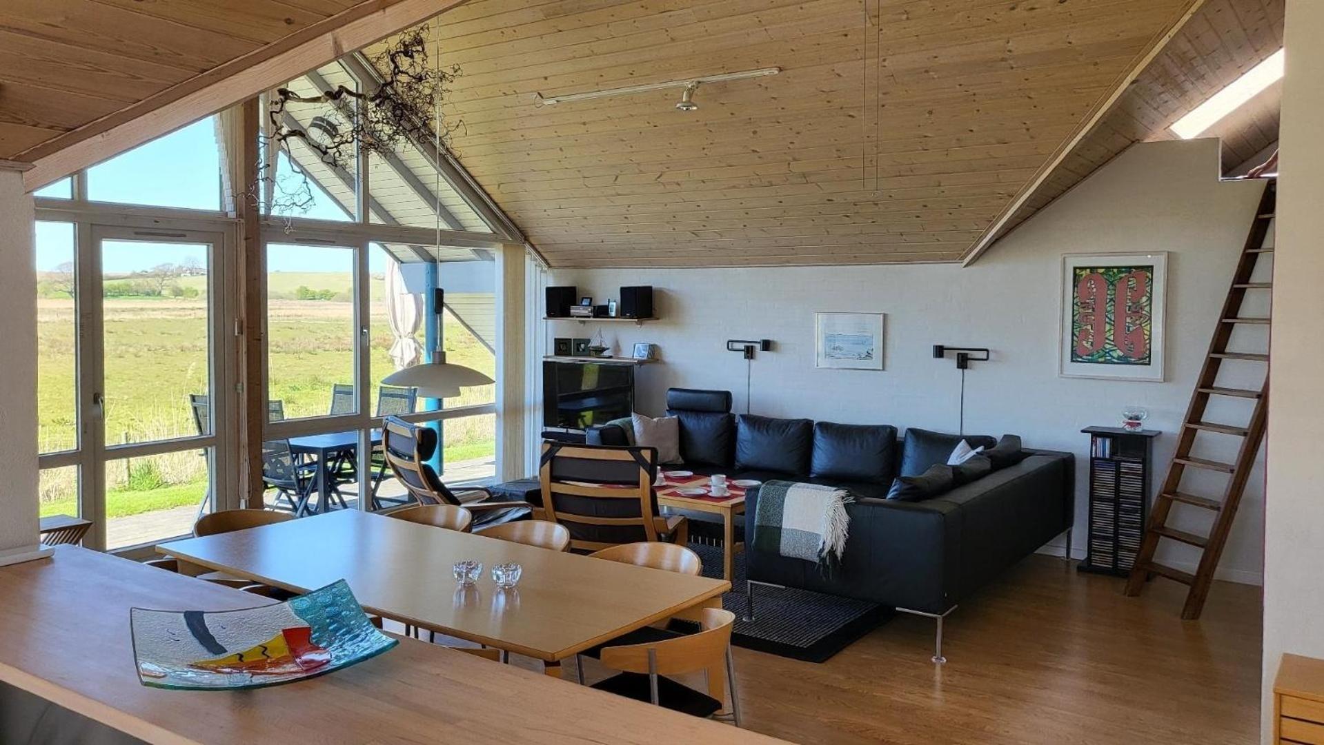 Modernes und geräumiges Ferienhaus mit großer Terrasse nur wenige Meter vom Strand