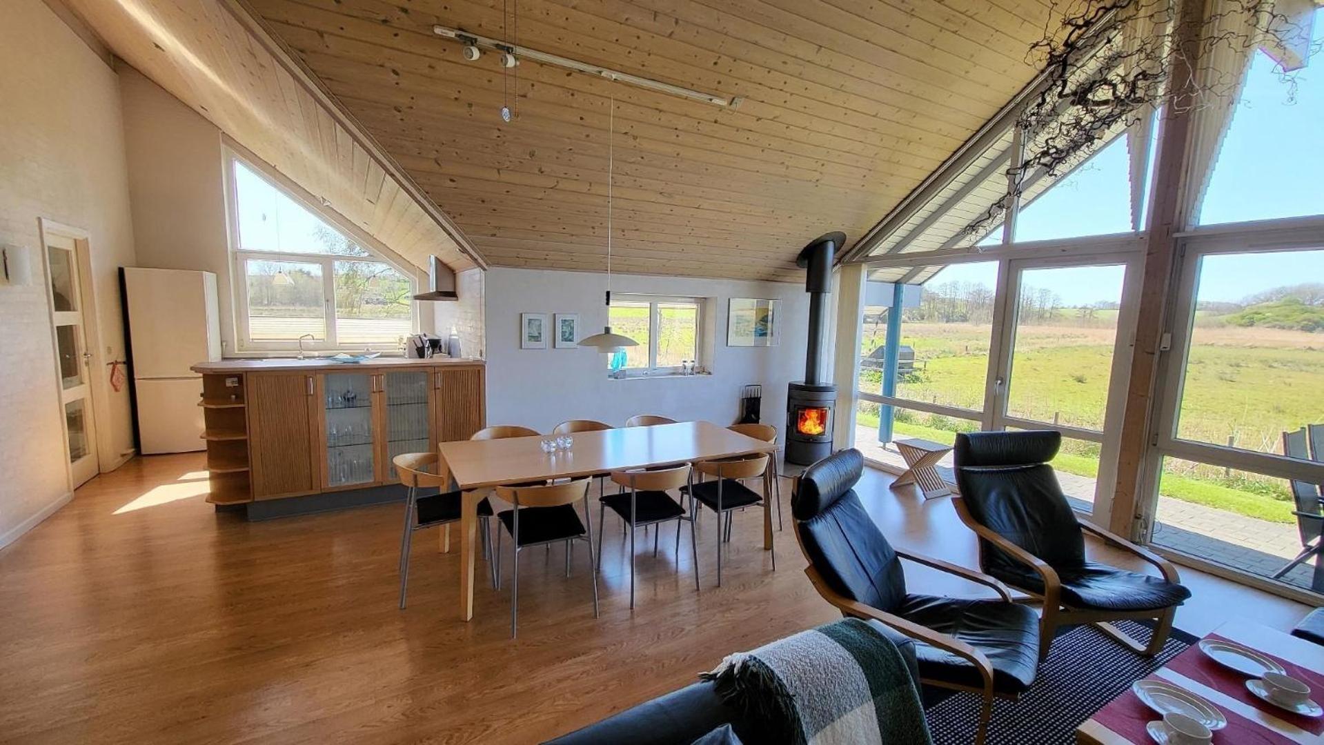 Modernes und geräumiges Ferienhaus mit großer Terrasse nur wenige Meter vom Strand