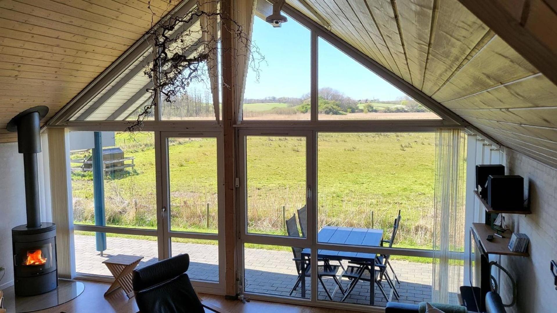 Modernes und geräumiges Ferienhaus mit großer Terrasse nur wenige Meter vom Strand