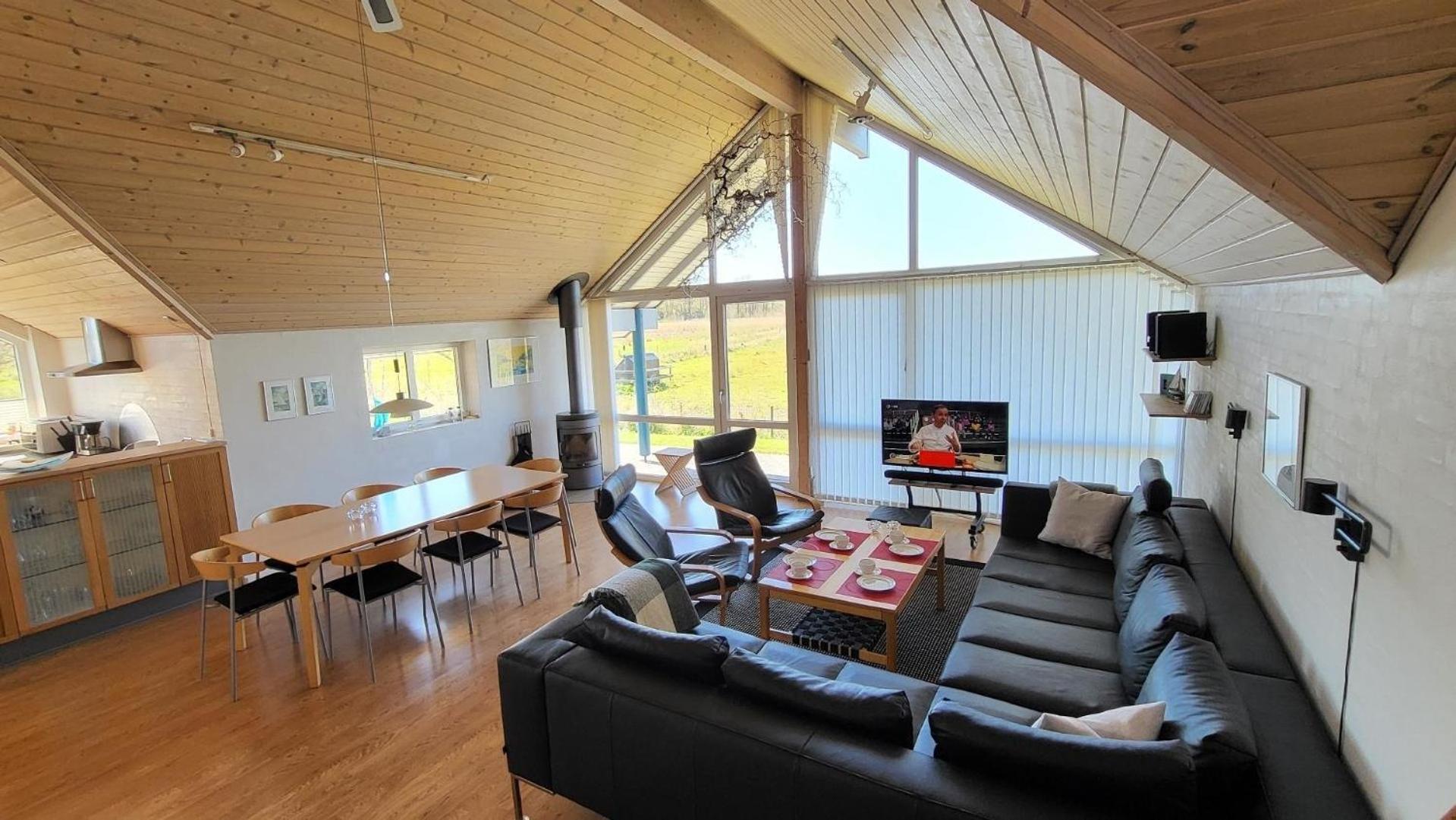 Modernes und geräumiges Ferienhaus mit großer Terrasse nur wenige Meter vom Strand