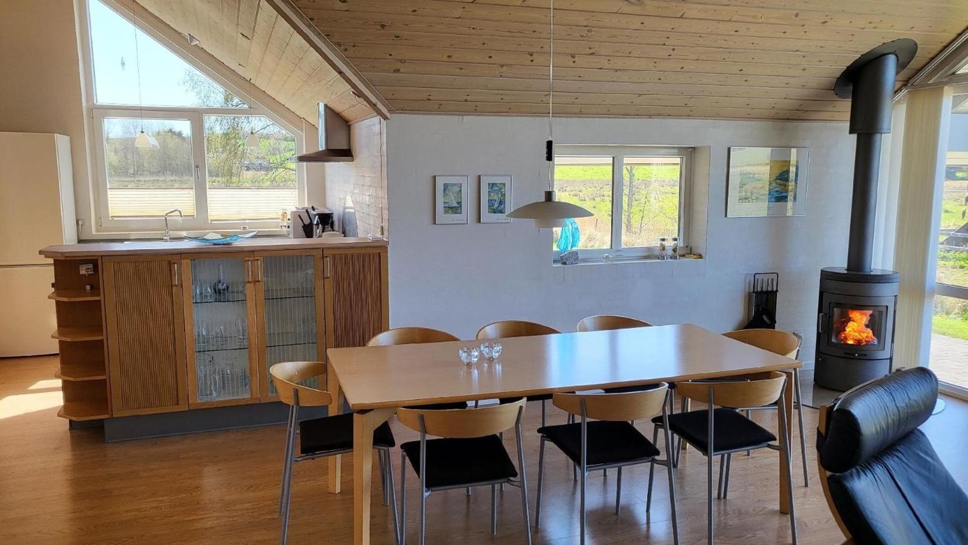 Modernes und geräumiges Ferienhaus mit großer Terrasse nur wenige Meter vom Strand
