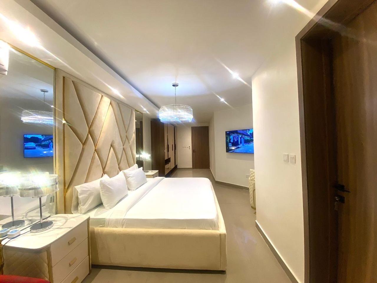 2 Bed Apartment Sleeps 4 - Pool - Free Parking view 4
