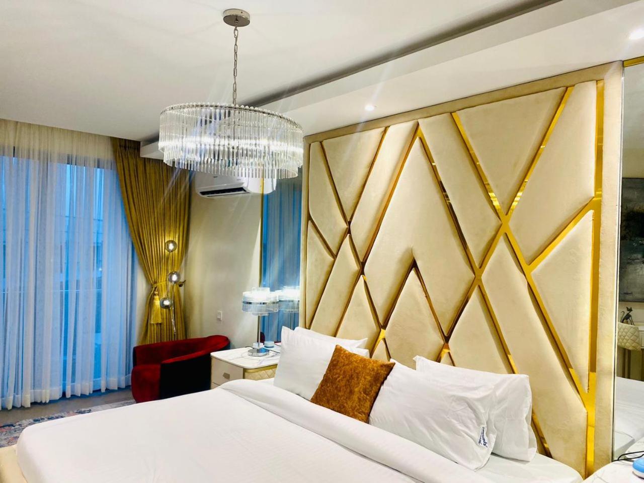 2 Bed Apartment Sleeps 4 - Pool - Free Parking view 2