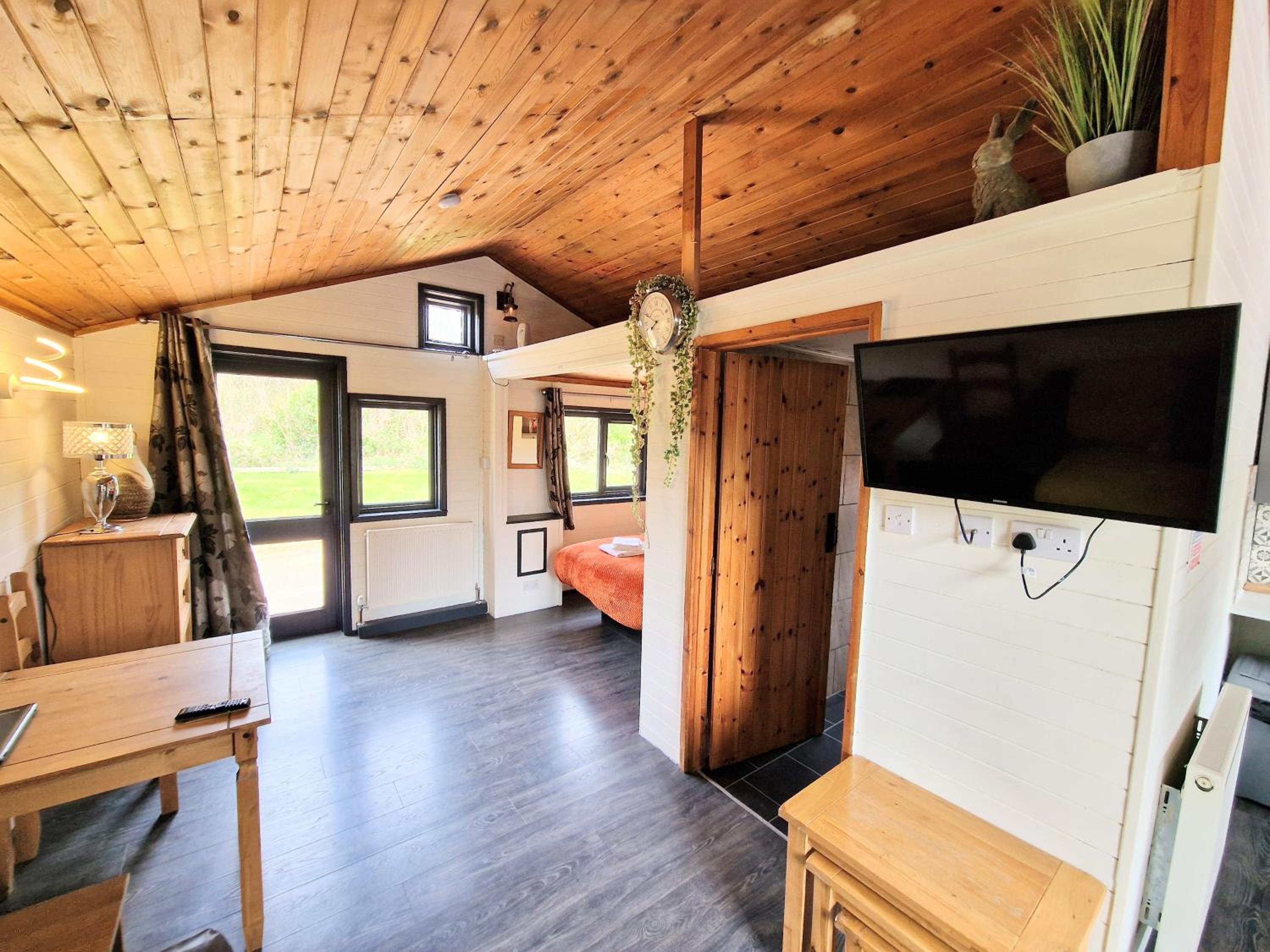 Otter 2 Lodge - Private Hot Tub- Dog Friendly - Wiltshire-Bristol view 2