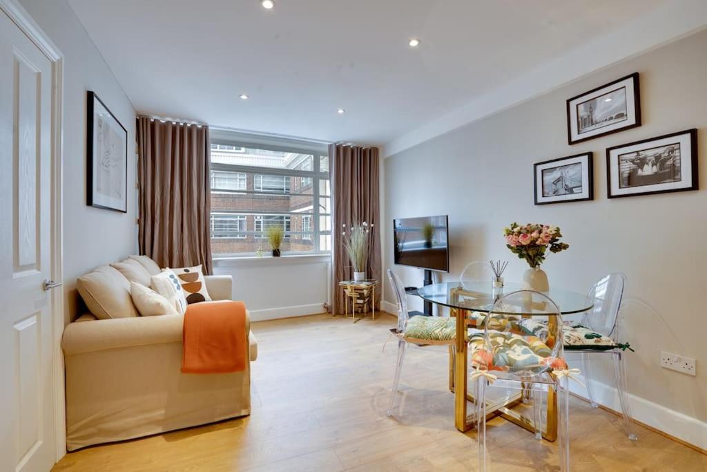 Glamorous Art Deco Flat in Chelsea
