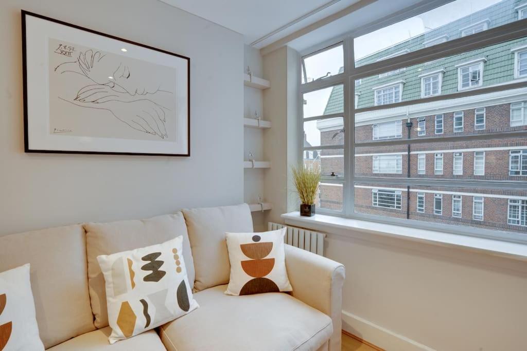 Glamorous Art Deco Flat in Chelsea