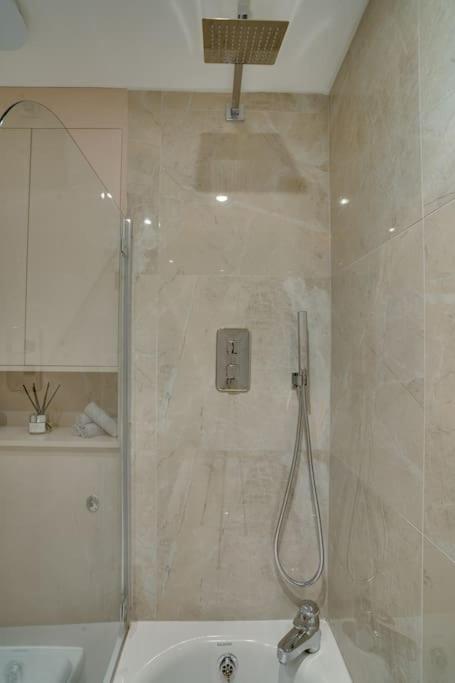Glamorous Art Deco Flat in Chelsea