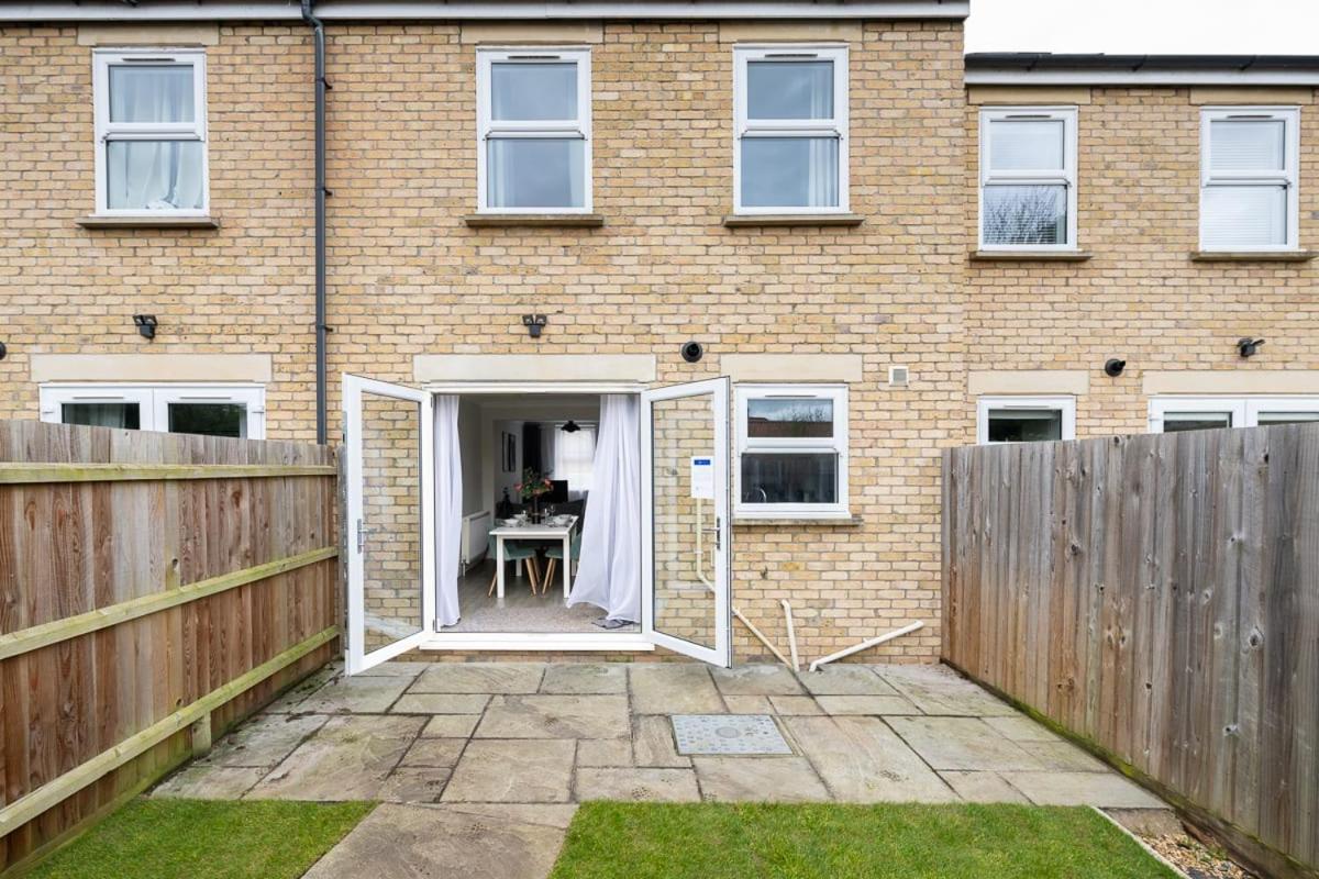 Romsey Terrace-3 Bedroom House with parking view 5