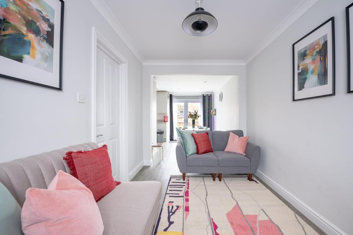 Romsey Terrace-3 Bedroom House with parking view 2