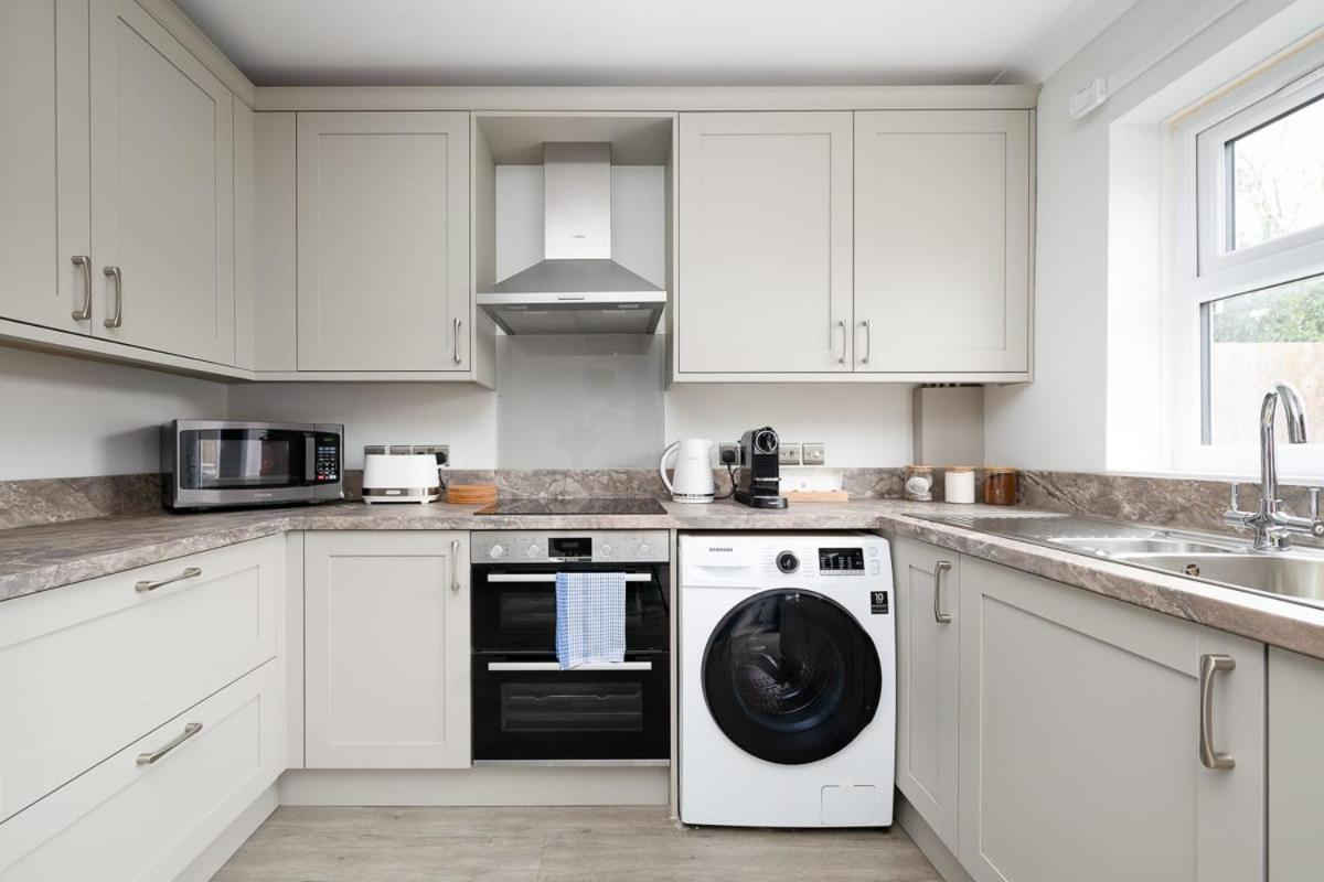 Romsey Terrace-3 Bedroom House with parking view 4