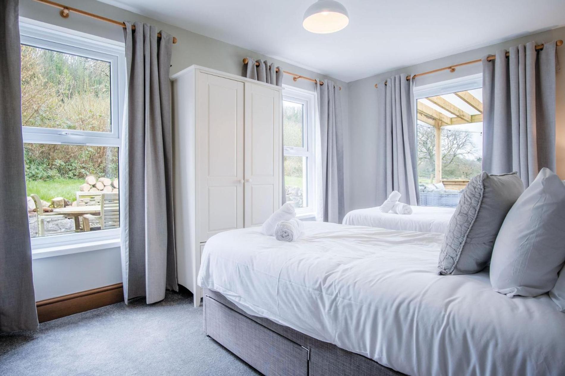 Hill House - 4 Bedroom Holiday Home - Llanrhidian view 2