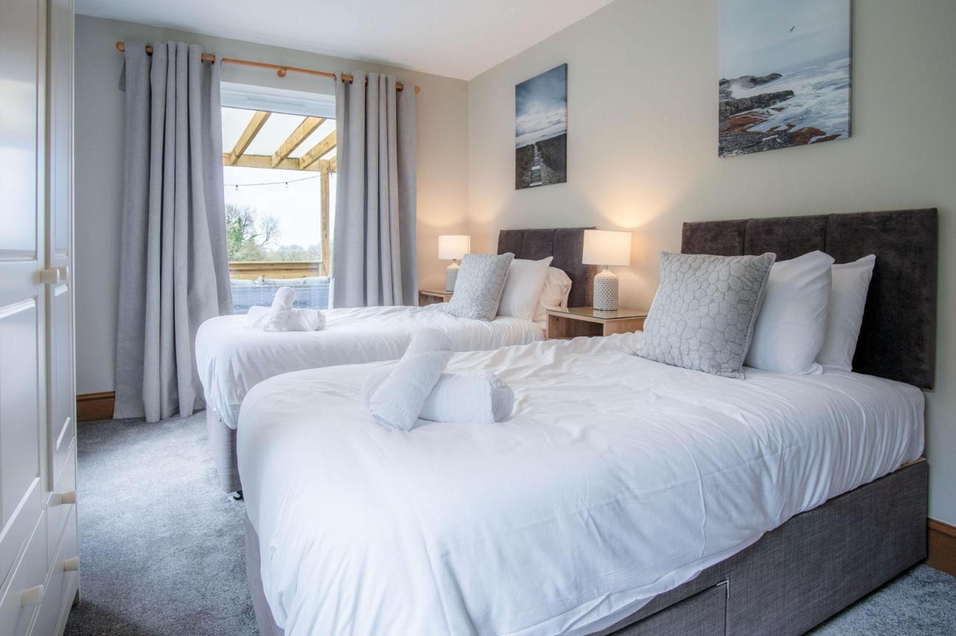 Hill House - 4 Bedroom Holiday Home - Llanrhidian view 4