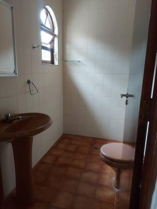 Casa pertinho da praia com estacionamento Wifi Sky