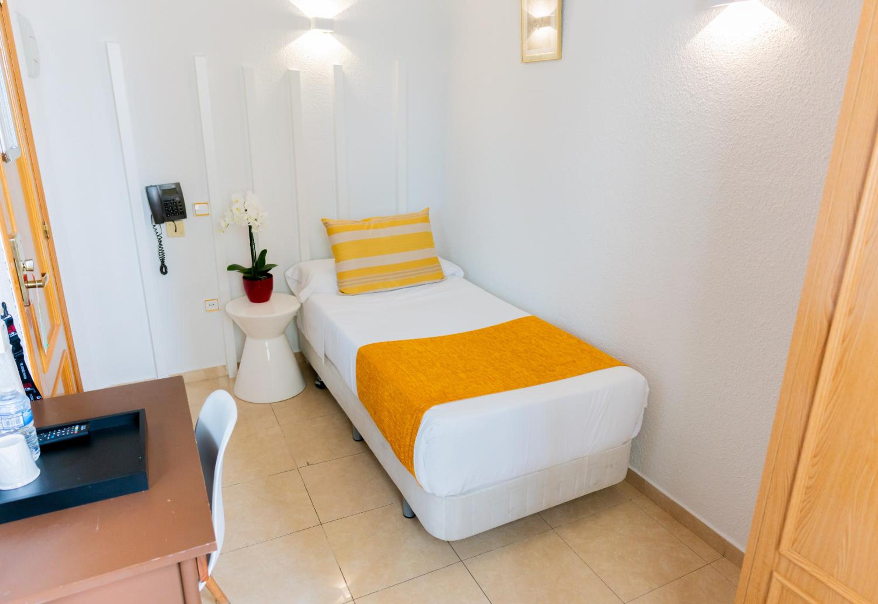 Hostal Josefina-Gran Vía photo 3