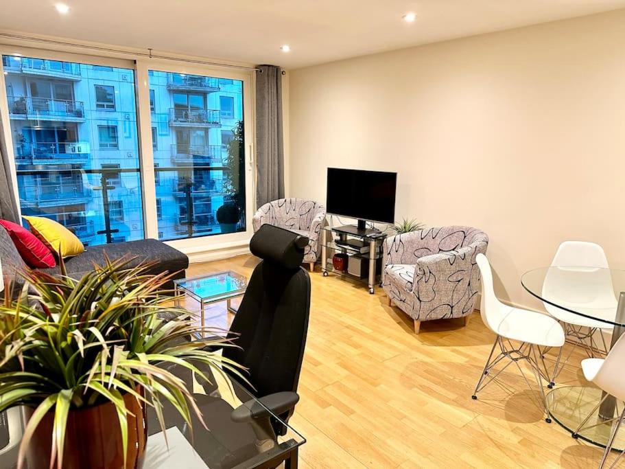 Stunning 2 Bed Thames River View - Central London