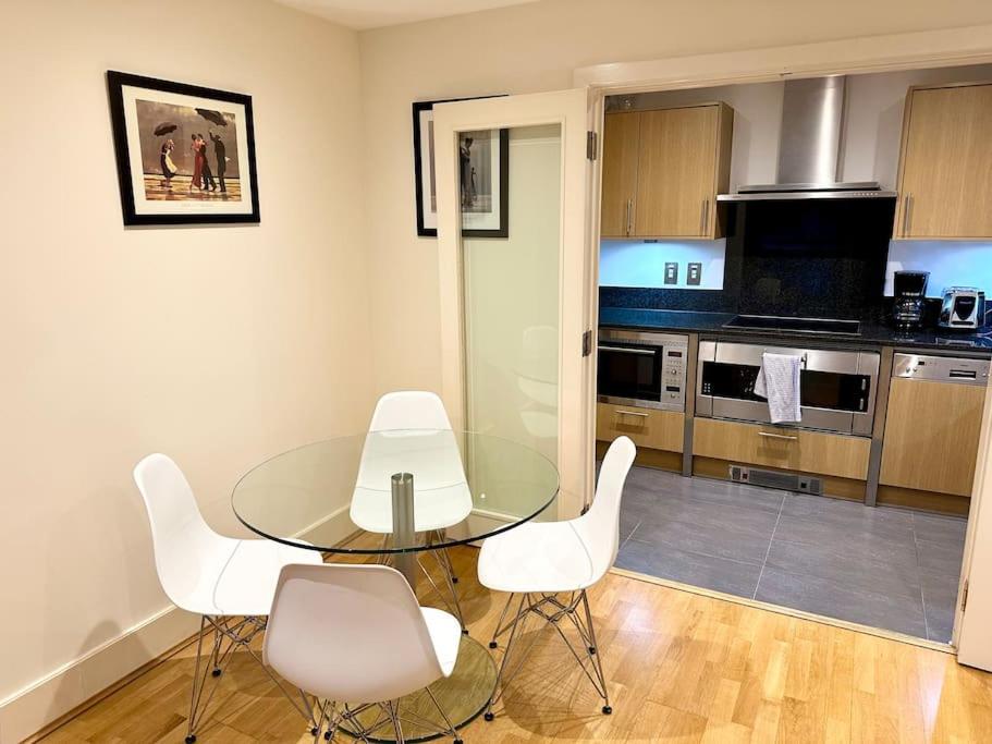 Stunning 2 Bed Thames River View - Central London