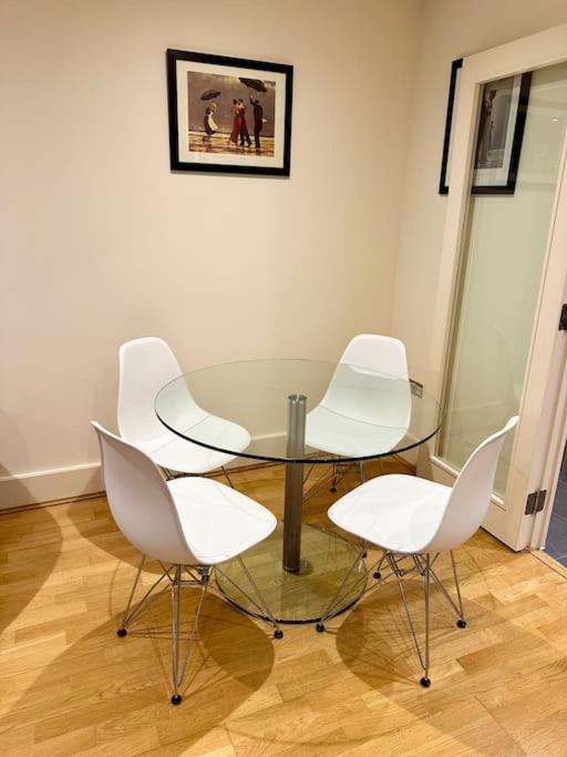 Stunning 2 Bed Thames River View - Central London