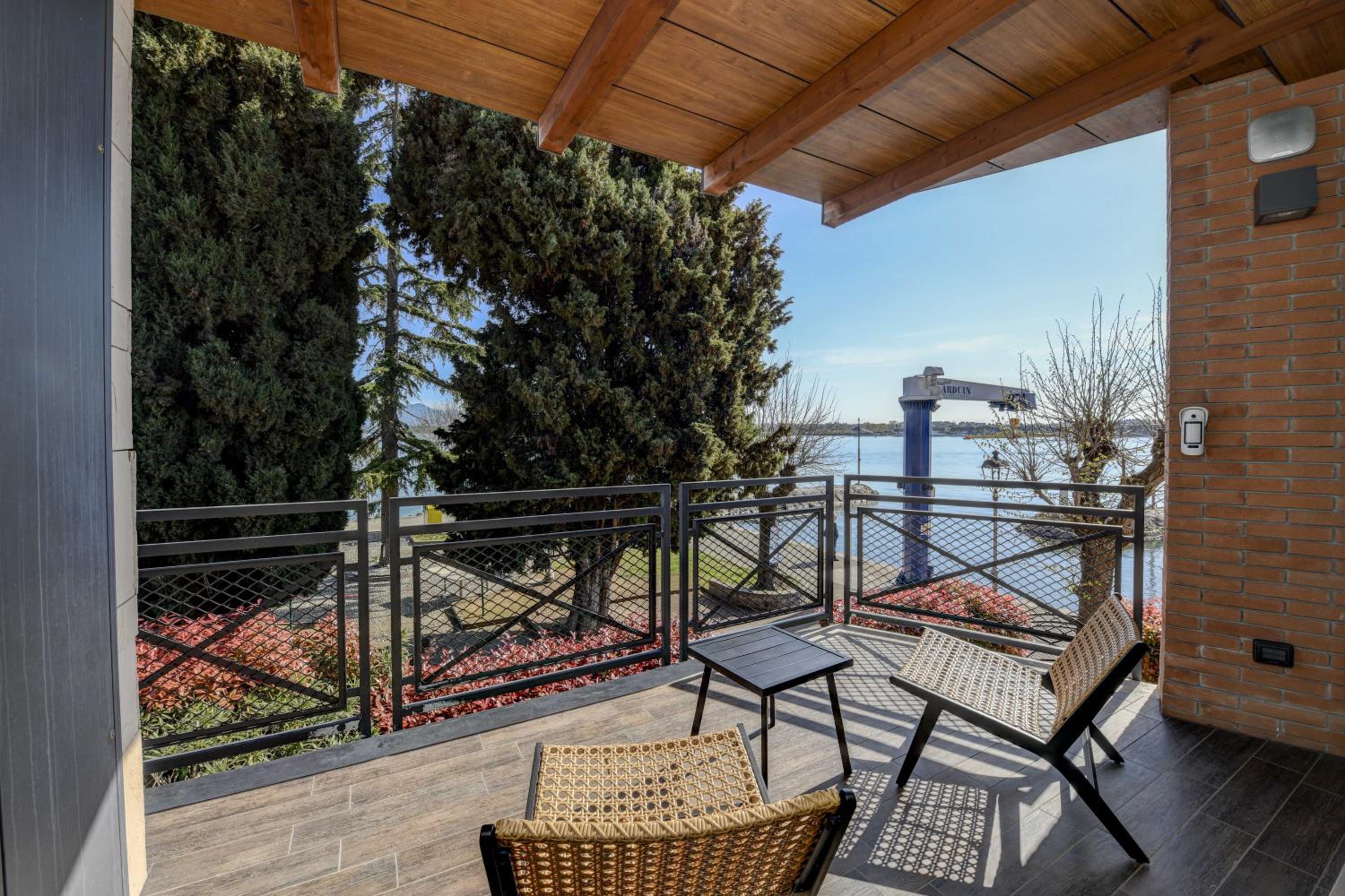 DOLCERIVA - The Lakefront Suite view 5