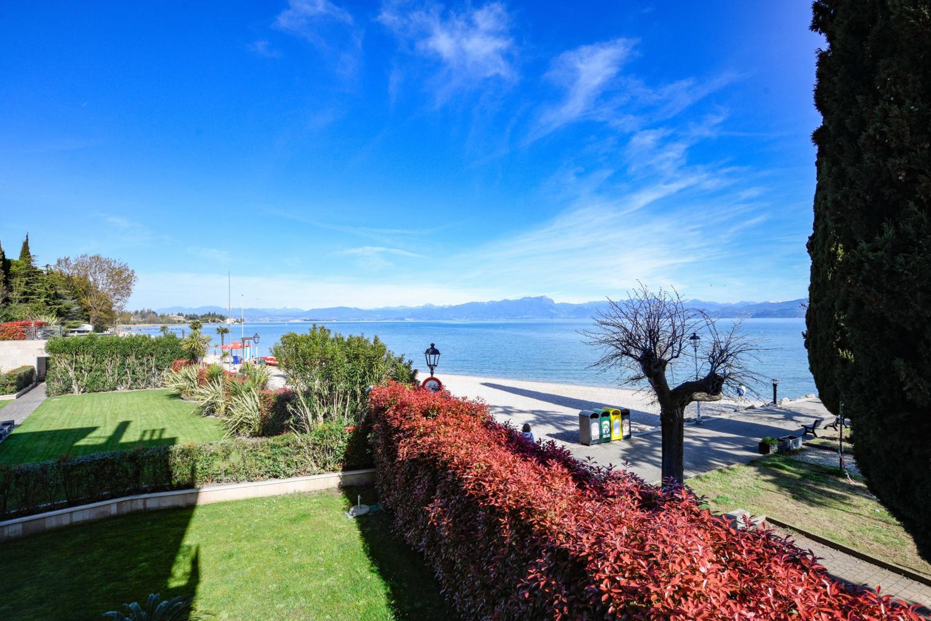 DOLCERIVA - The Lakefront Suite view 3