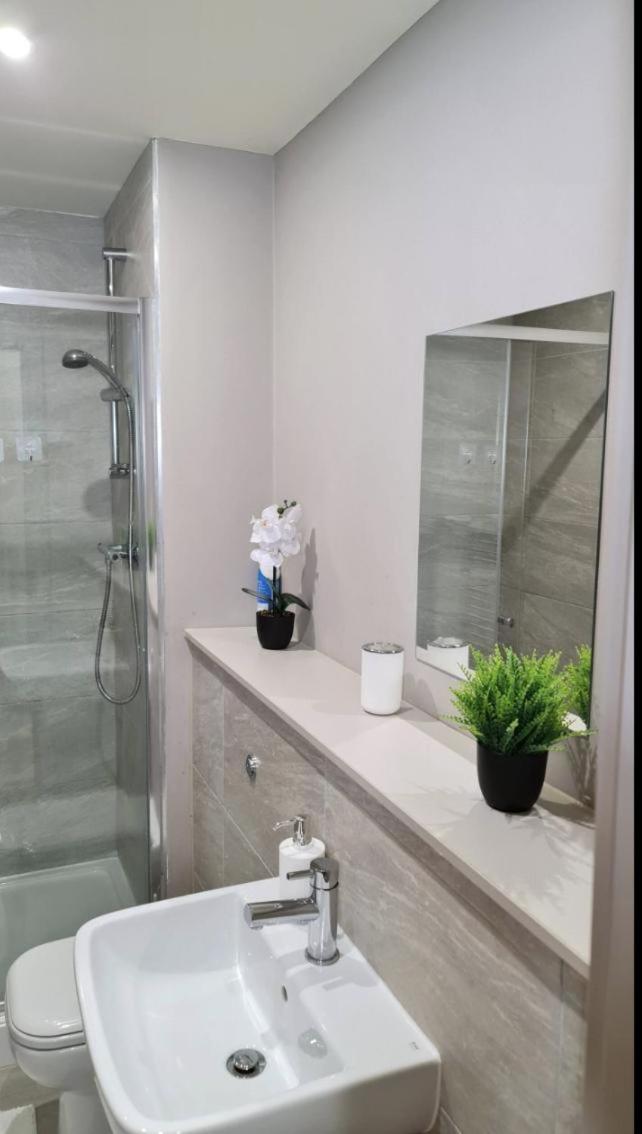 Charming 1-Bed Sleeps 2 Parking view 3