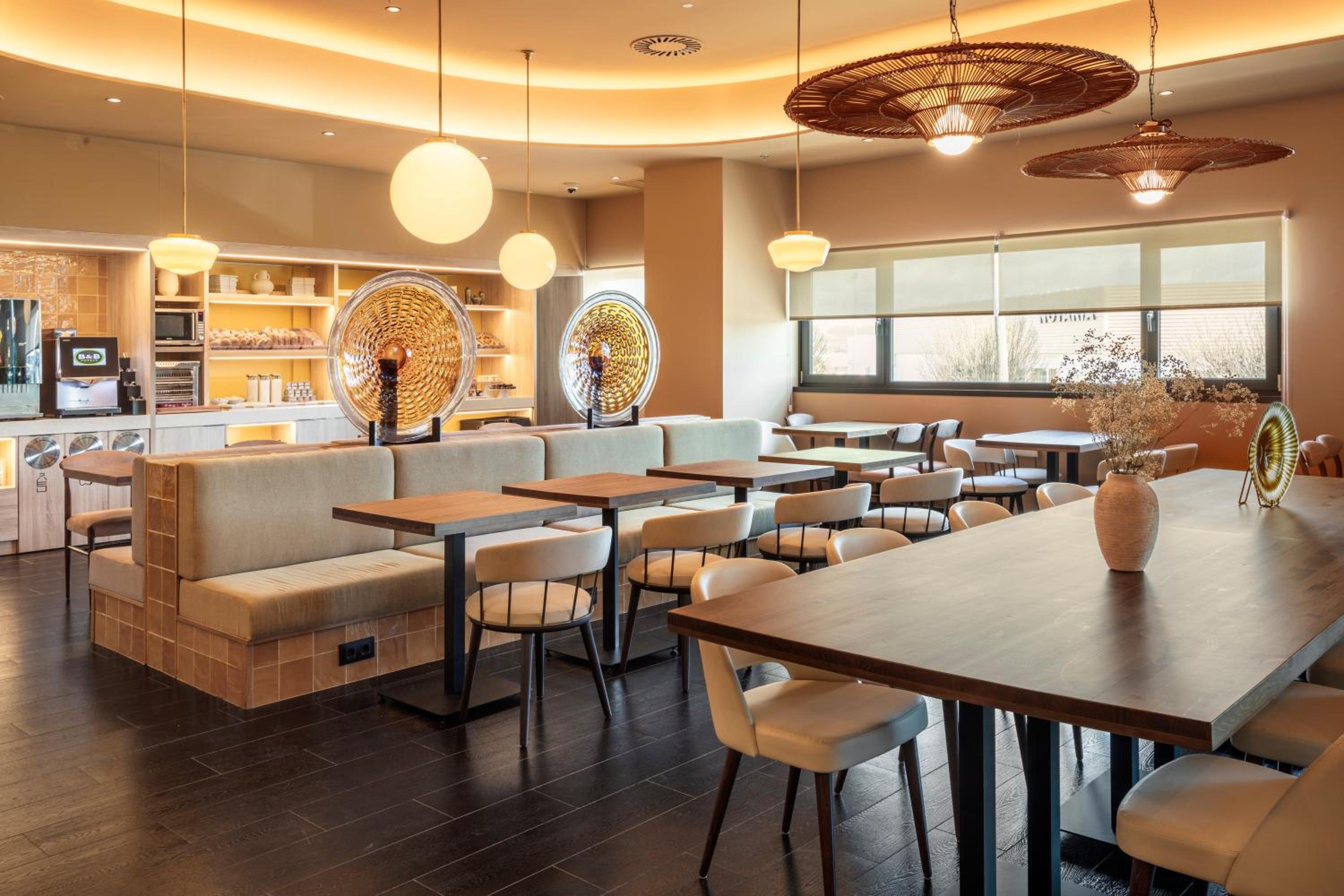 Hotel B&B HOTEL Écija - Image 1