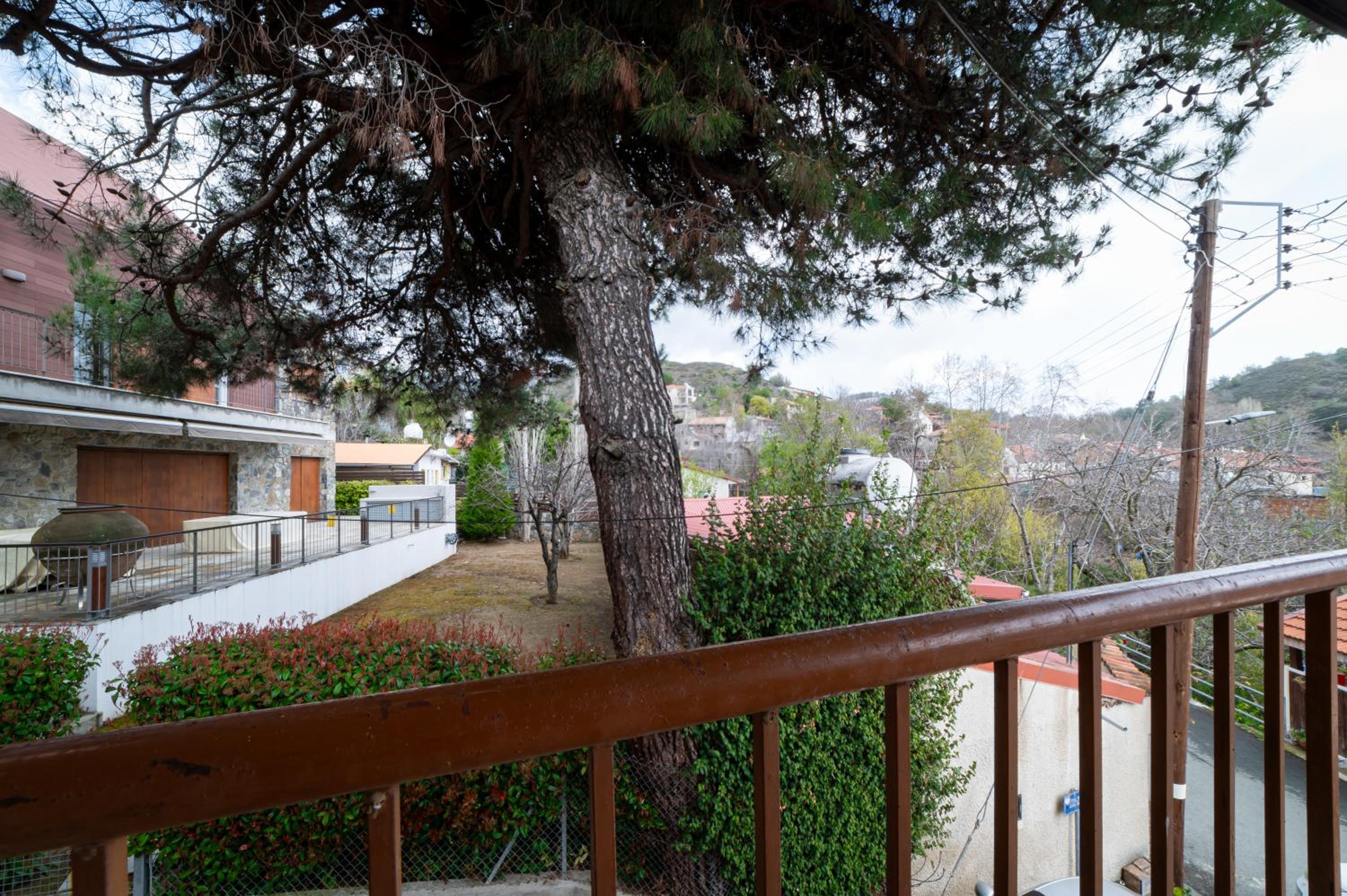 Hubstay Hillside Residence with Private Jacuzzi