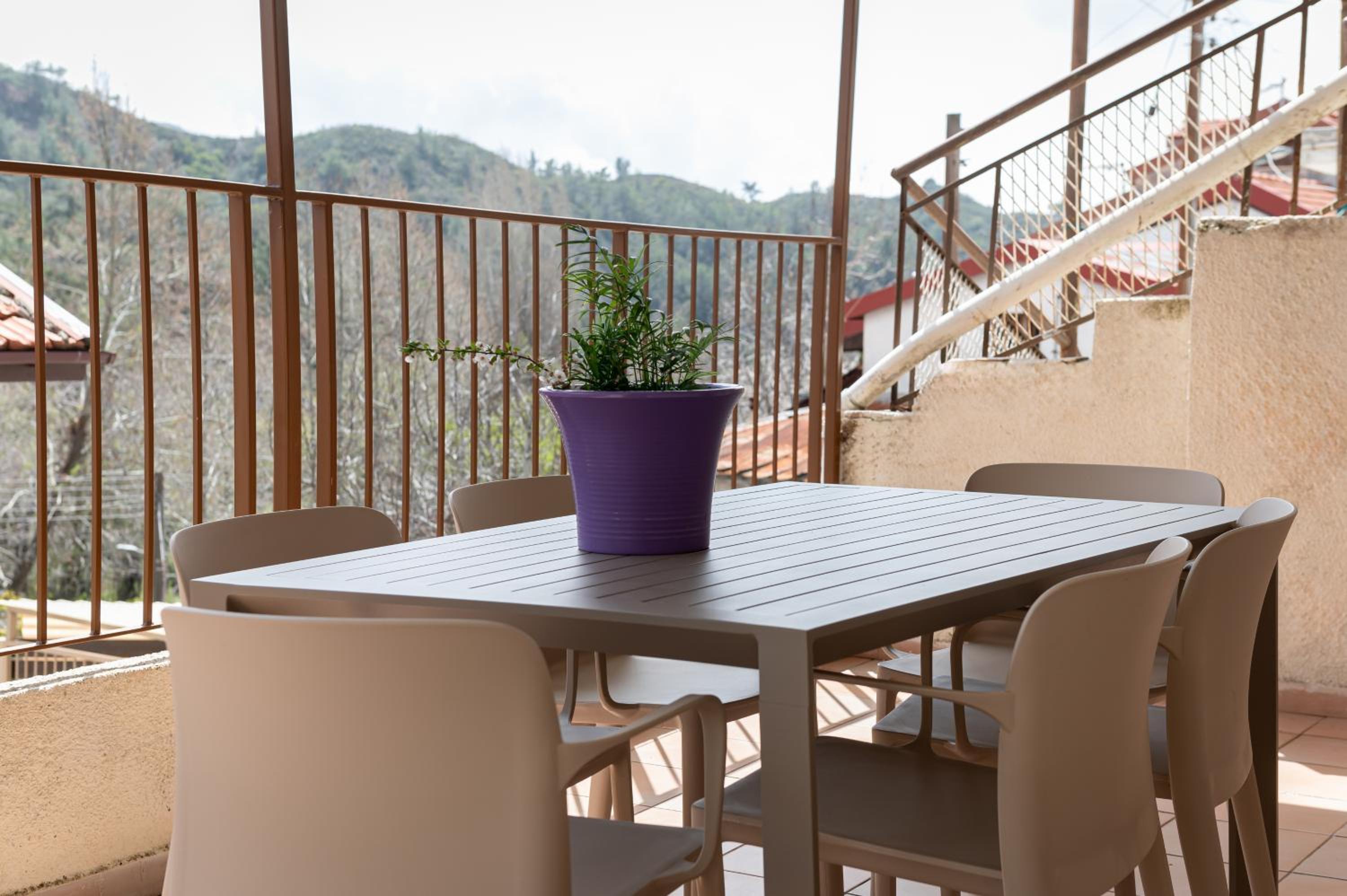 Hubstay Hillside Residence with Private Jacuzzi