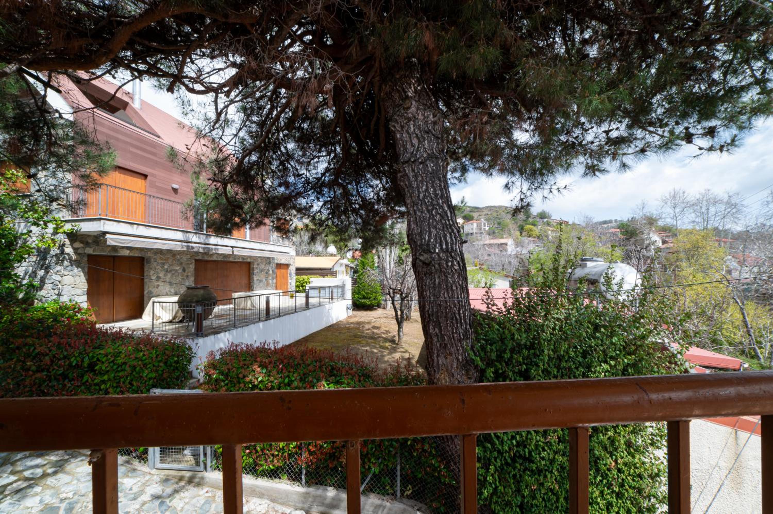 Hubstay Hillside Residence with Private Jacuzzi