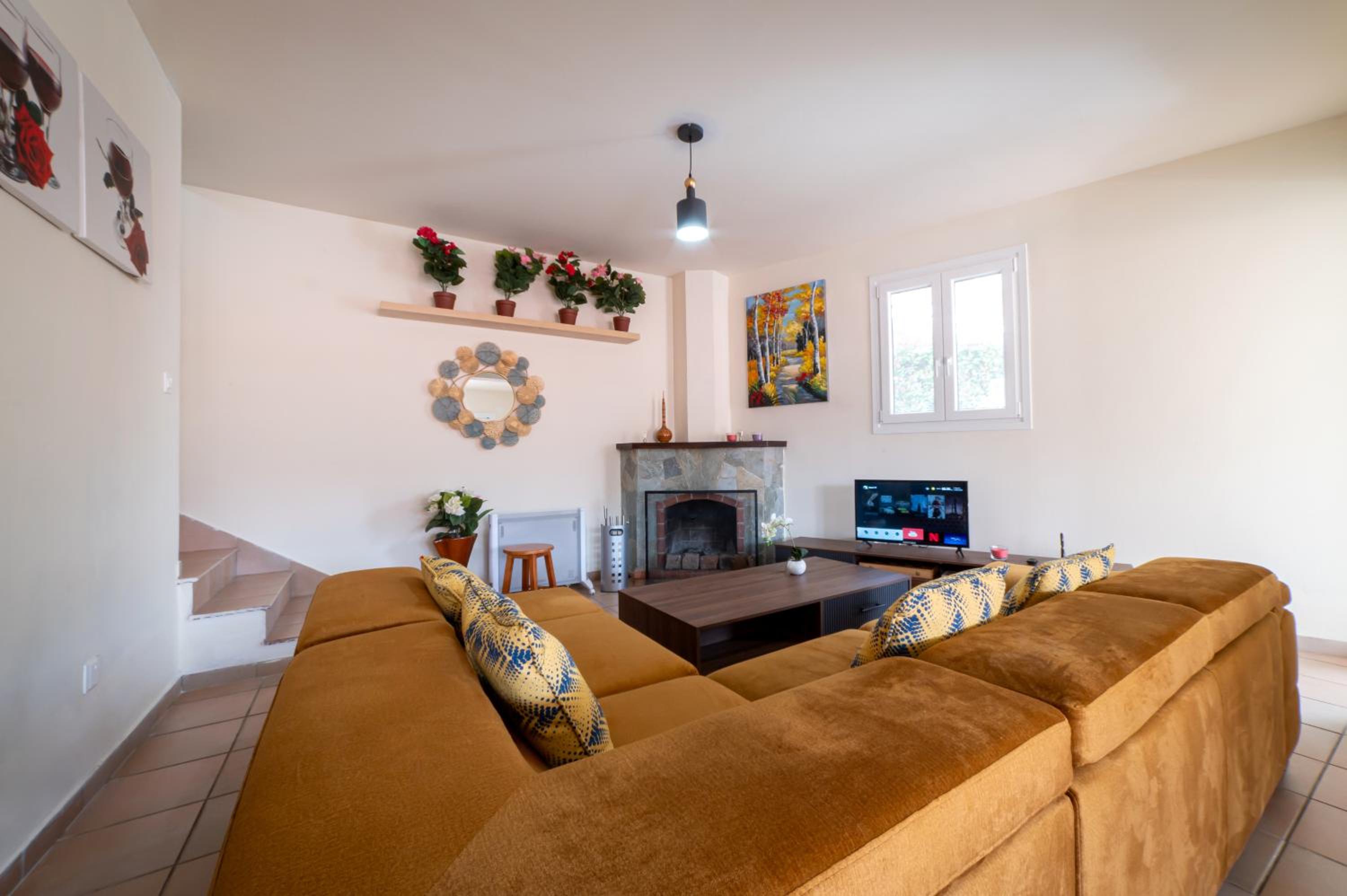 Hubstay Hillside Residence with Private Jacuzzi