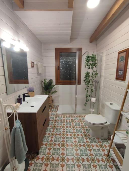 Preciosa cabaña con jardín y barbacoa