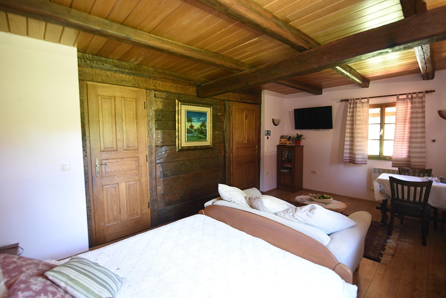 Old Oak House with pool