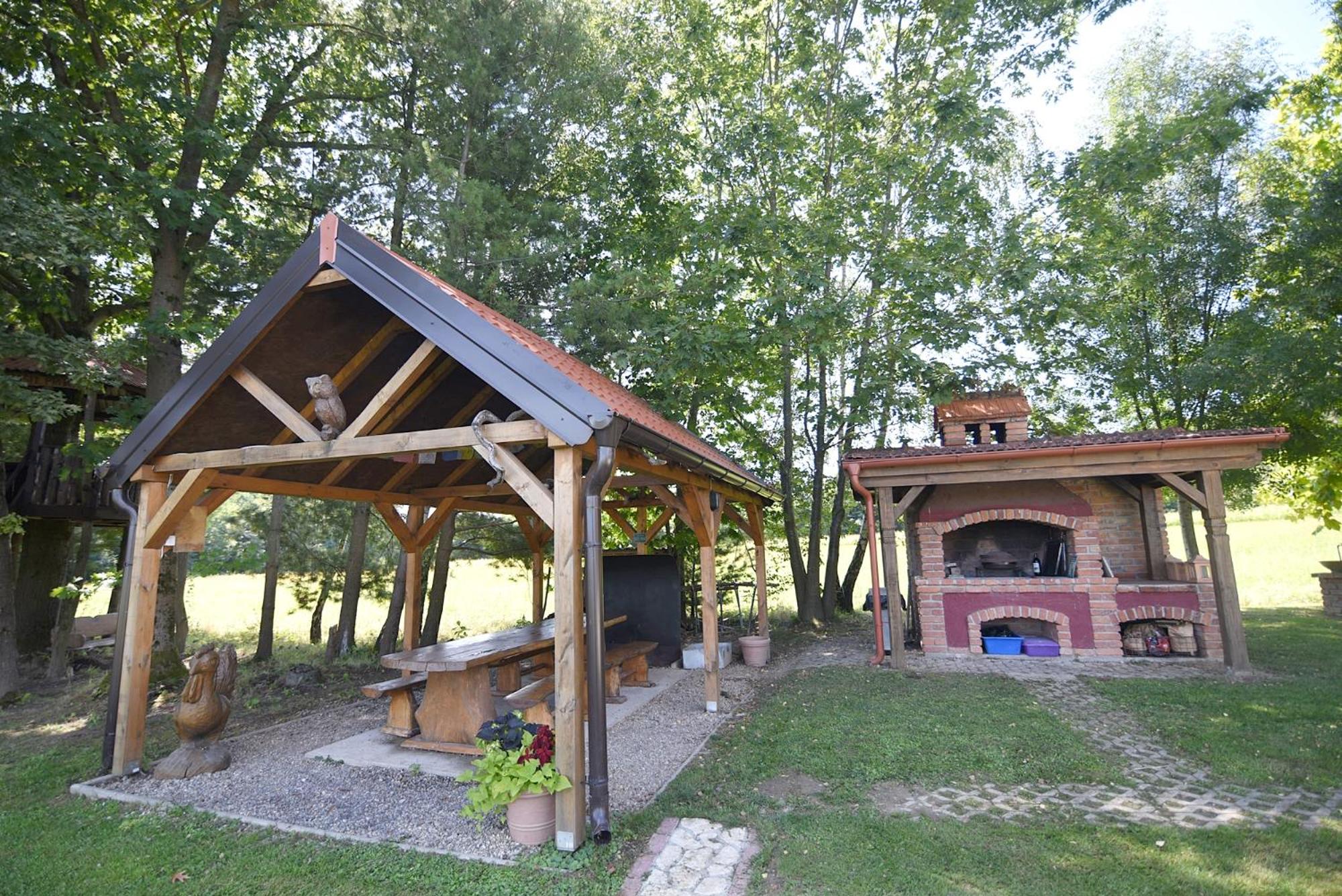 Old Oak House with pool