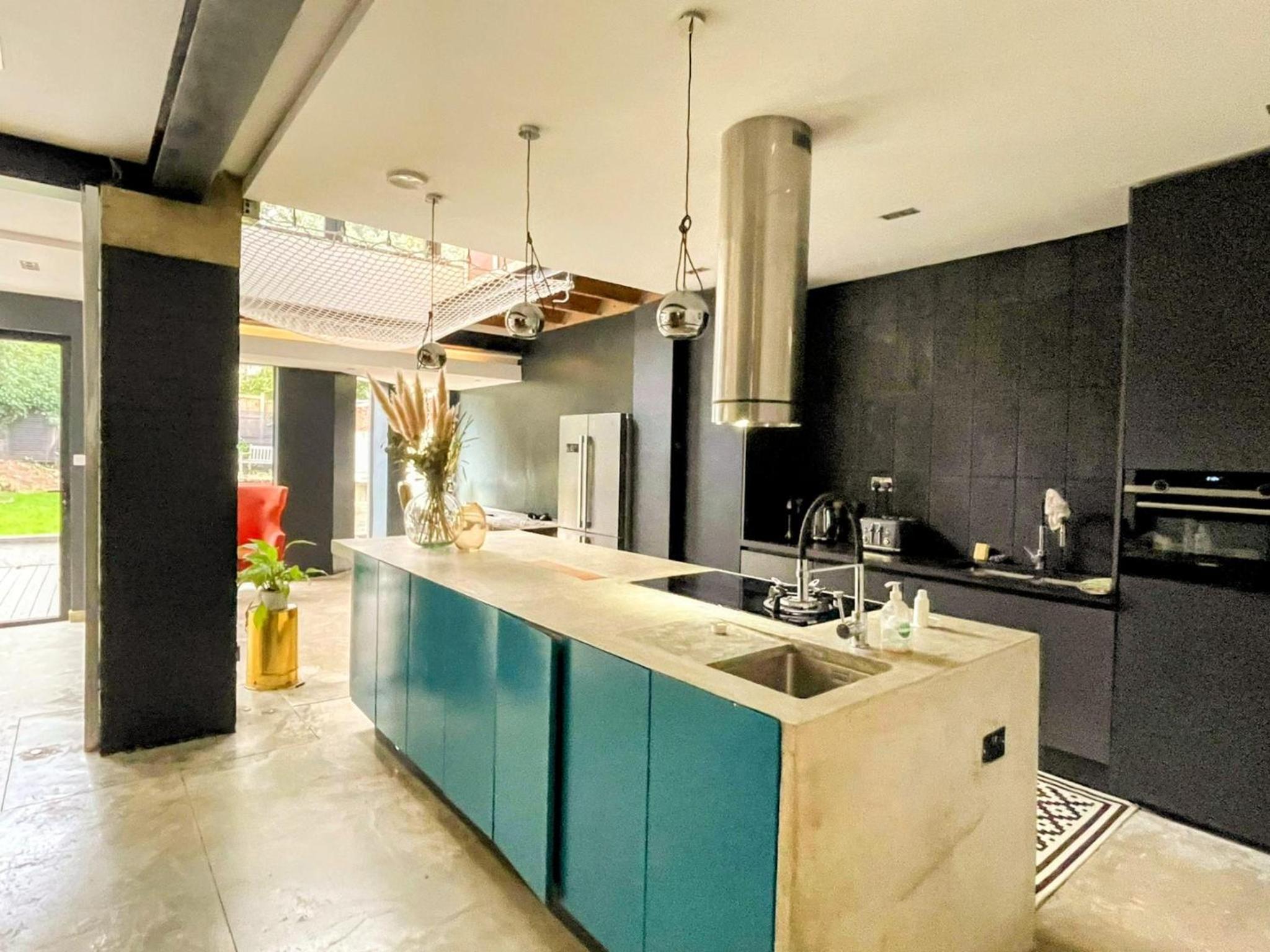 7 Bed House - Sleeps 26 - Parking - Wifi - Garden