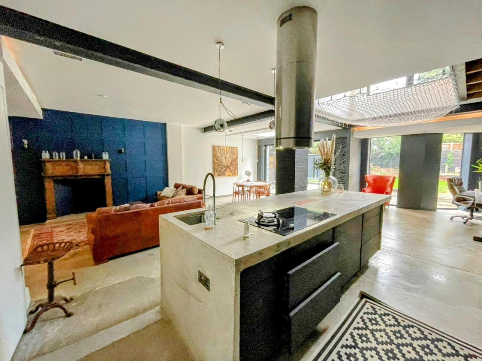 7 Bed House - Sleeps 26 - Parking - Wifi - Garden